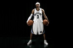 米切尔快攻暴扣点燃骑士主场气氛，米切尔状态逐场好转