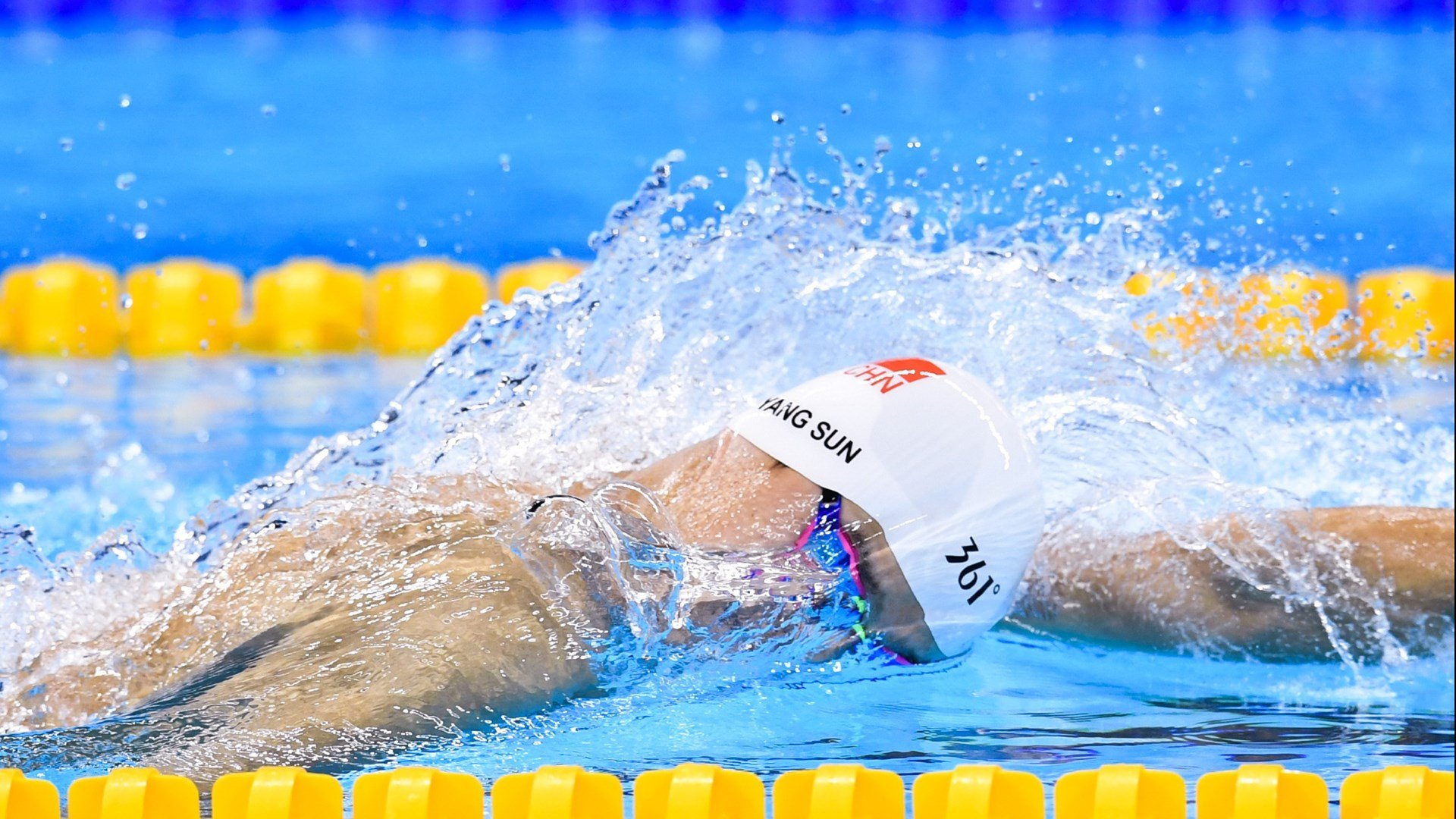 “电动冲浪：马鞍山赛场极速与环保并行，观众热血沸腾”